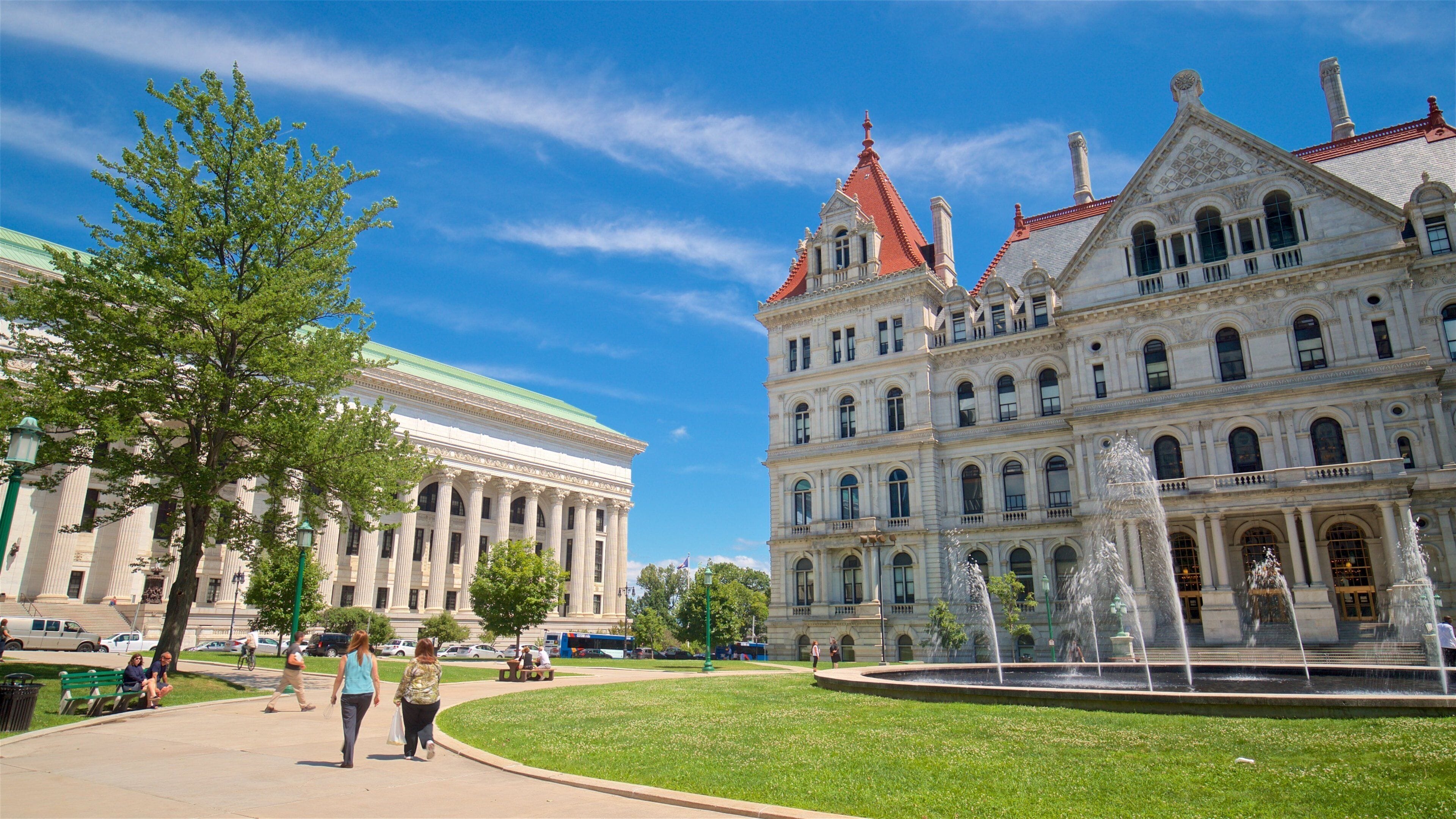 อาคารศาลาว่าการรัฐนิวยอร์ก เนื้อเรื่องที่ มรดกทางสถาปัตยกรรม และ น้ำพุ ตลอดจน คนกลุ่มเล็ก