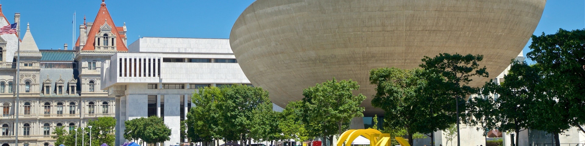 Governor Nelson A. Rockefeller Empire State Plaza que inclui um lago e arquitetura moderna