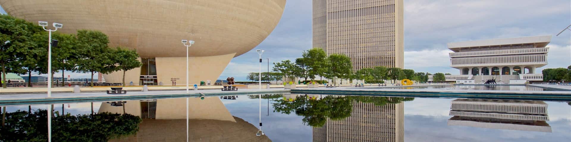 Governor Nelson A. Rockefeller Empire State Plaza og byder på en høj bygning, en dam og moderne arkitektur