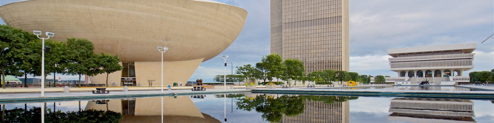 Governor Nelson A. Rockefeller Empire 州立廣場 设有 池塘, 摩天樓 和 現代建築