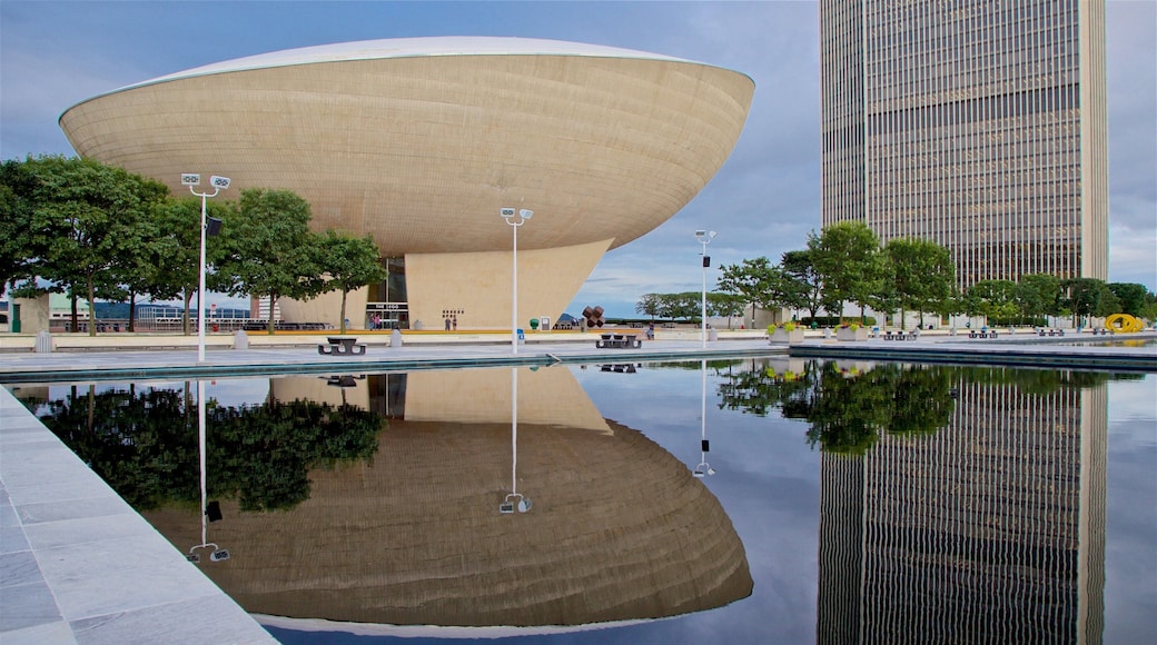 The Egg ofreciendo un estanque, un rascacielos y arquitectura moderna