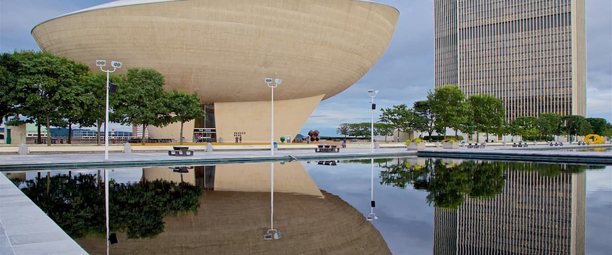 The Egg ofreciendo un estanque, un rascacielos y arquitectura moderna