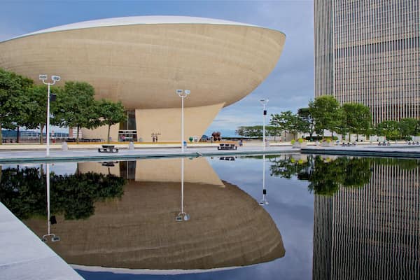 The Egg og byder på en høj bygning, moderne arkitektur og en dam