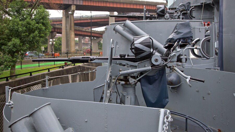 USS Slater og byder på militærgenstande