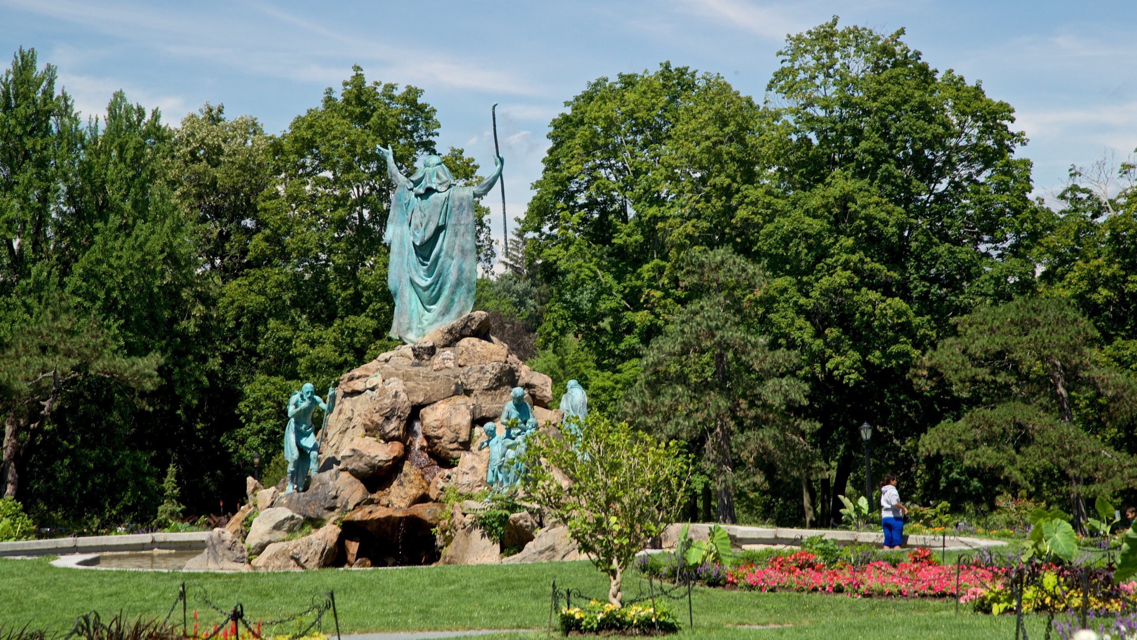 Washington Park som viser hage og statue eller skulptur