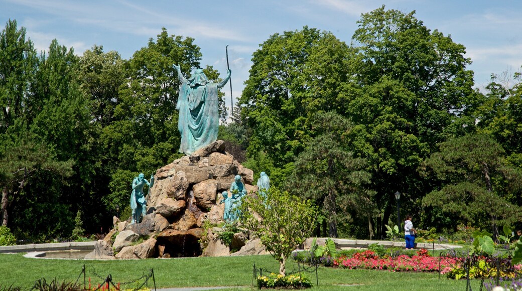 Washington Park som viser hage og statue eller skulptur