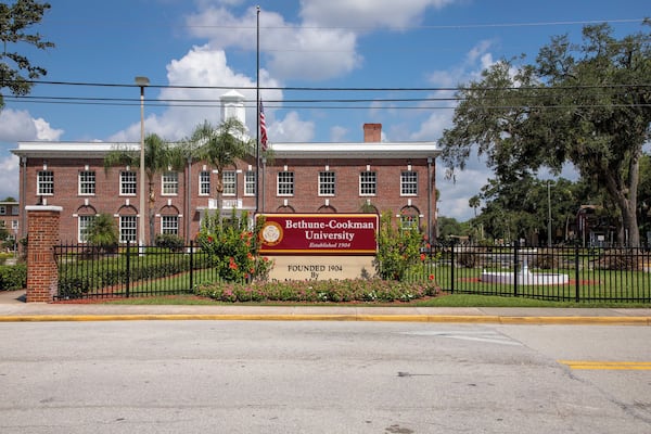 Um edifício de tijolos com uma placa que diz "Bethune-Cookman University Fundada em 1904".