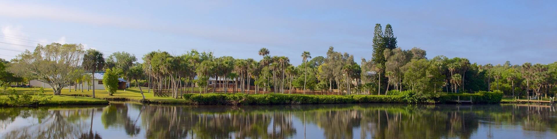 Manatee Park ofreciendo un jardín y un lago o abrevadero
