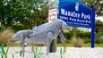 Manatee Park bevat kunst in de open lucht en een park