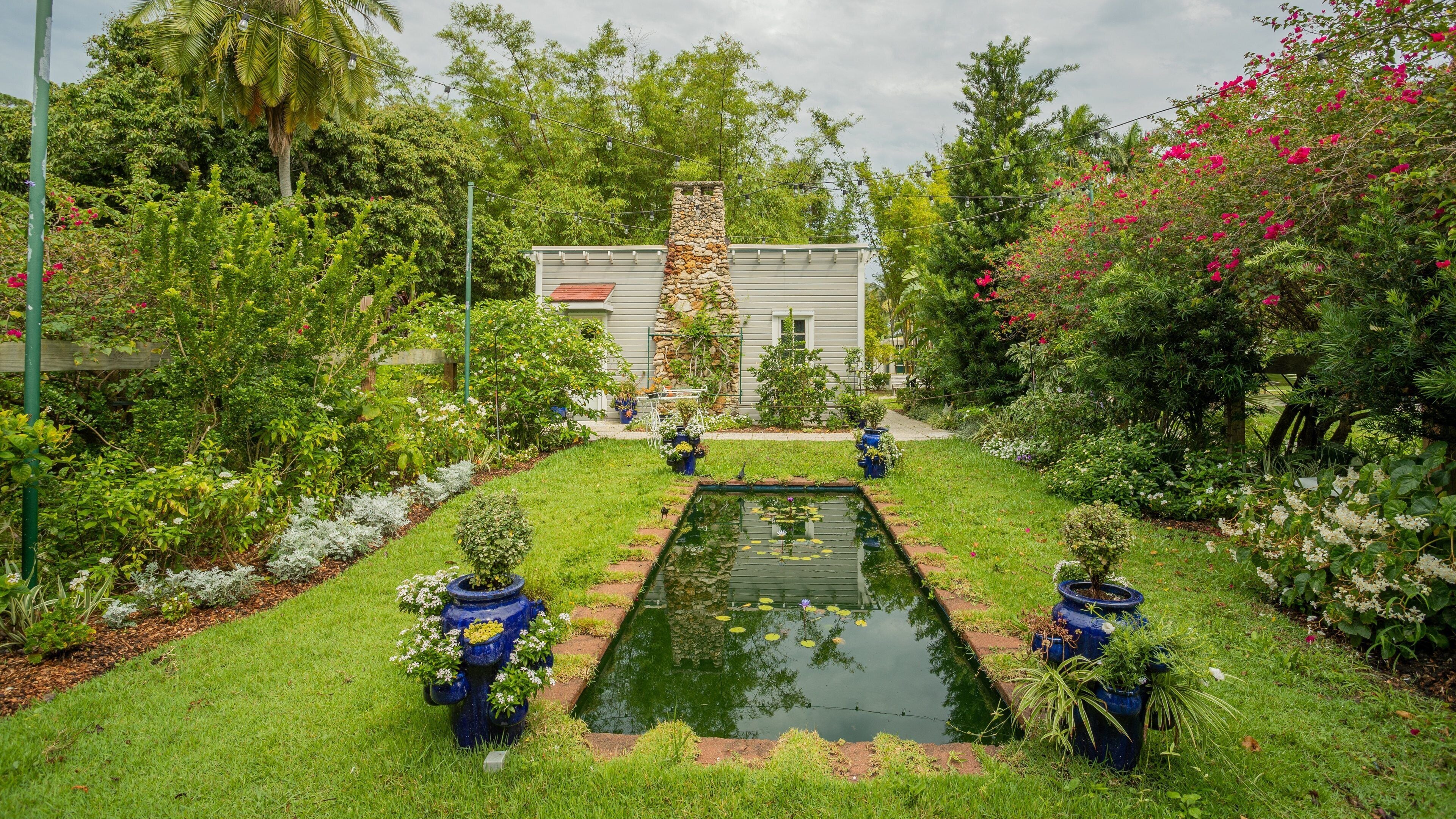 Edison and Ford Winter Estates featuring a pond and a garden