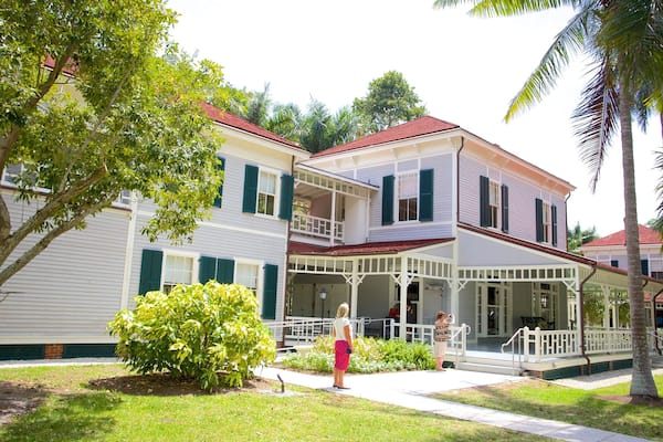 Edison and Ford Winter Estates showing street scenes and a house