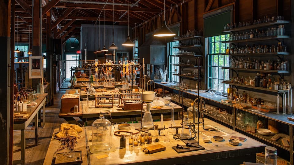 Edison and Ford Winter Estates featuring heritage elements and interior views