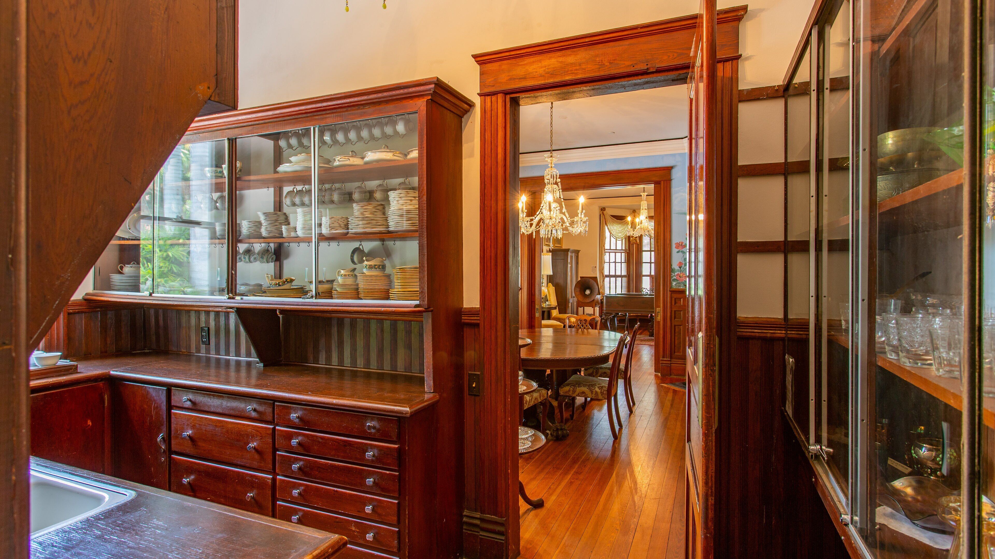 Burroughs Home showing heritage elements, interior views and a house