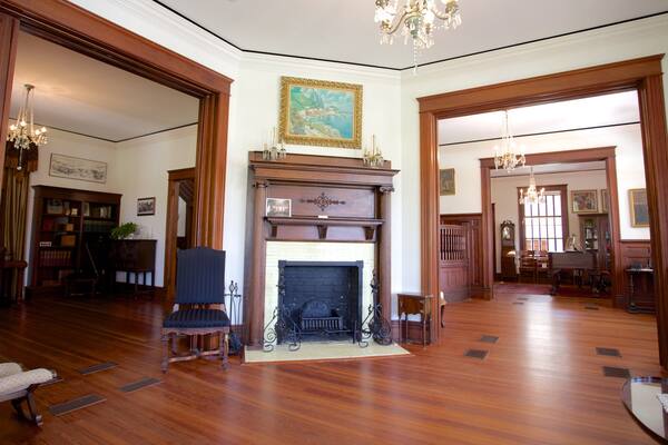 Burroughs Home montrant vues intérieures et maison