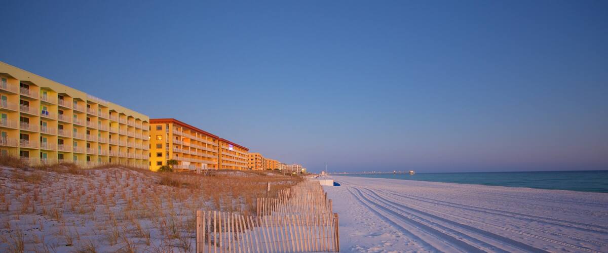 Okaloosa Island mostrando una playa de arena y un hotel