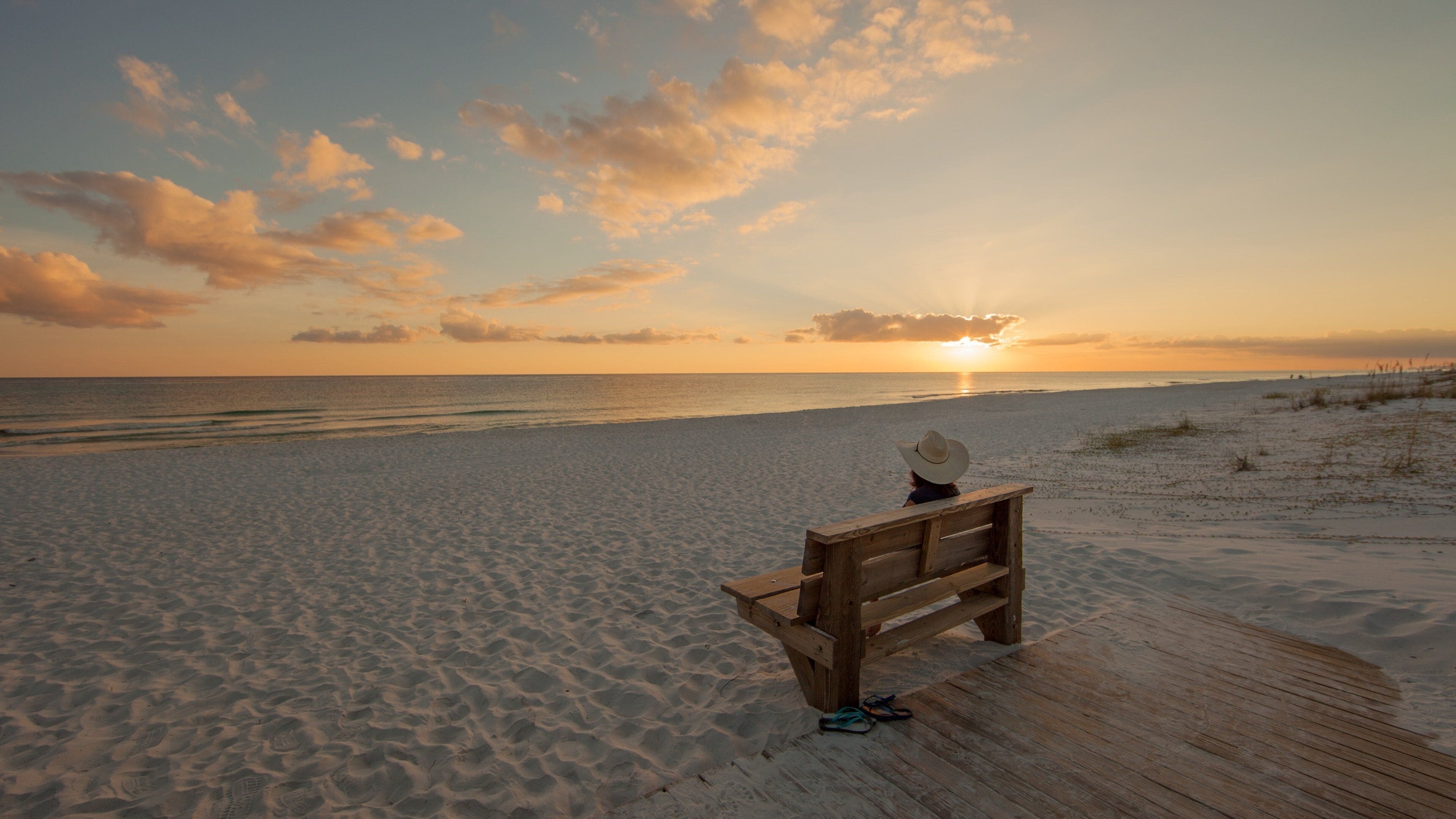 Grayton Beach que incluye una playa y un atardecer