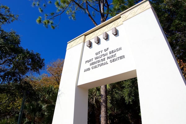 Indian Temple Mound Museum welches beinhaltet Beschilderung