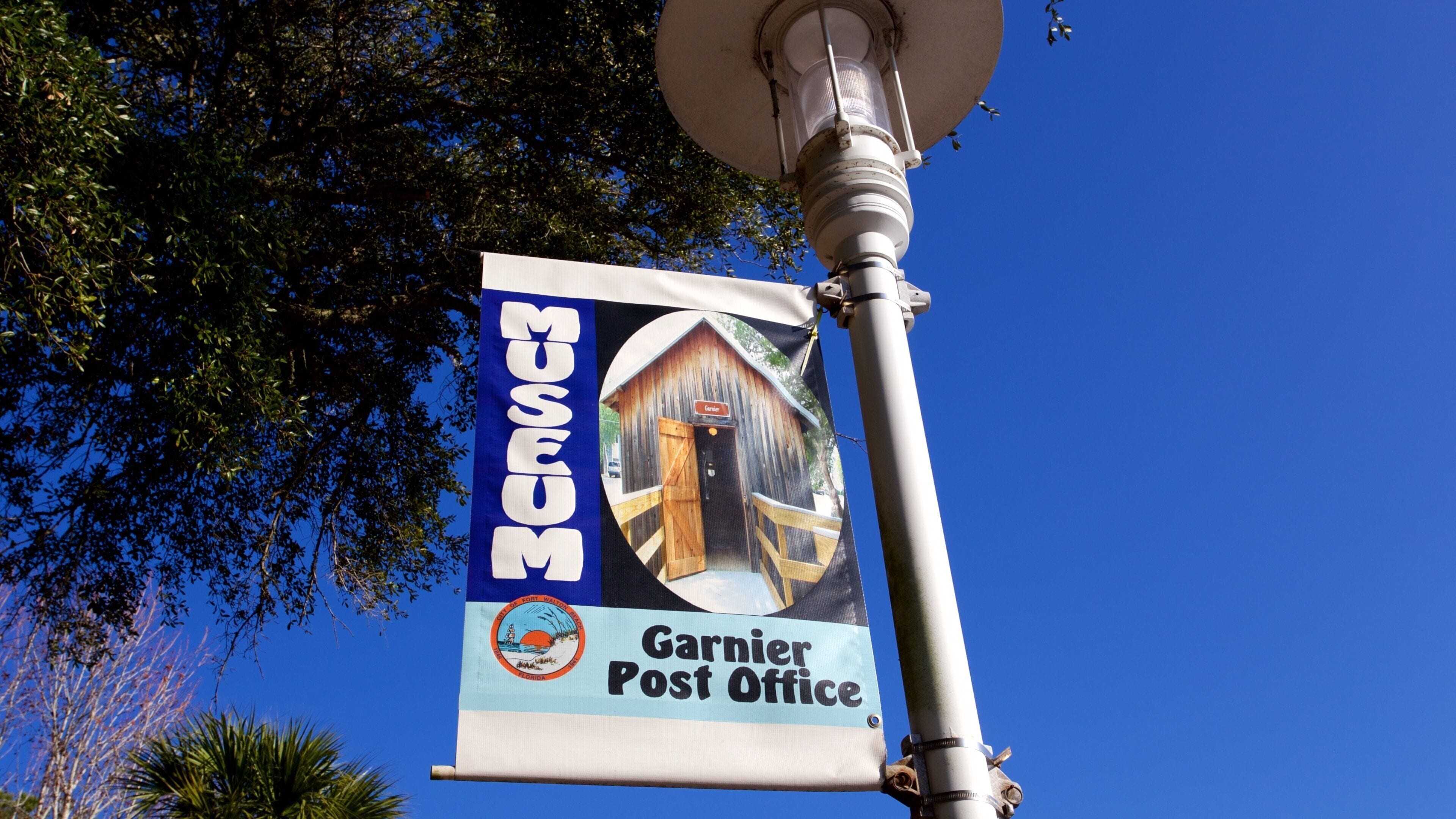 Bảo tàng Di chỉ Khảo cổ Gò Đền Người Da đỏ cho thấy biển hiệu