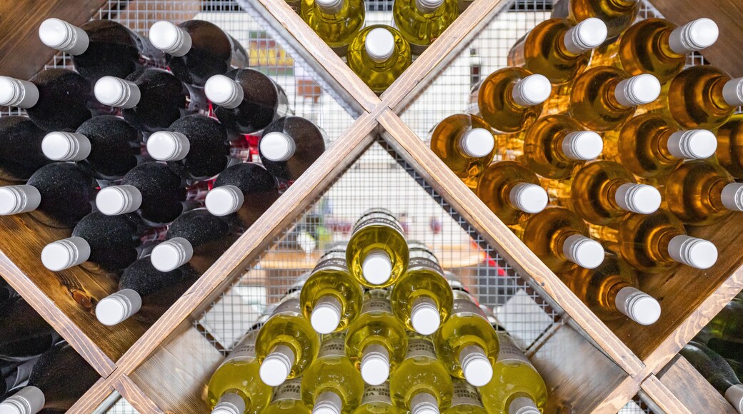 Curling Vine Winery showing drinks or beverages