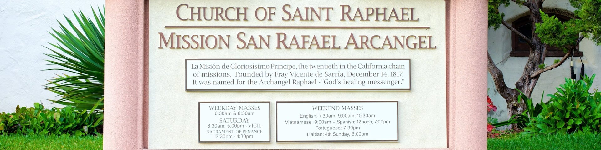 Une enseigne d’église pour l’église de Saint-Raphaël, mission de San Rafael Arcángel.