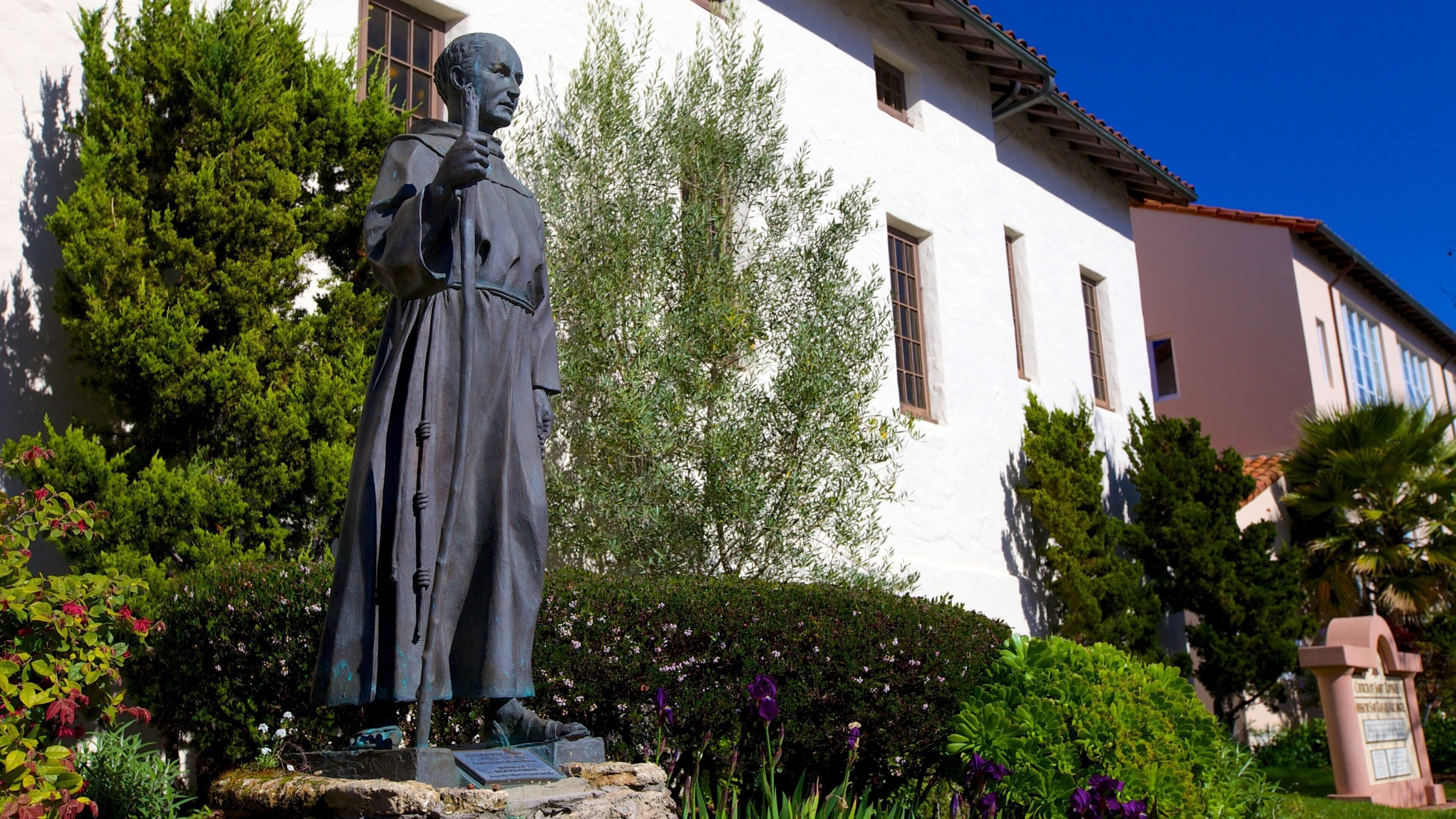 Misión de San Rafael Arcángel ofreciendo una estatua o escultura