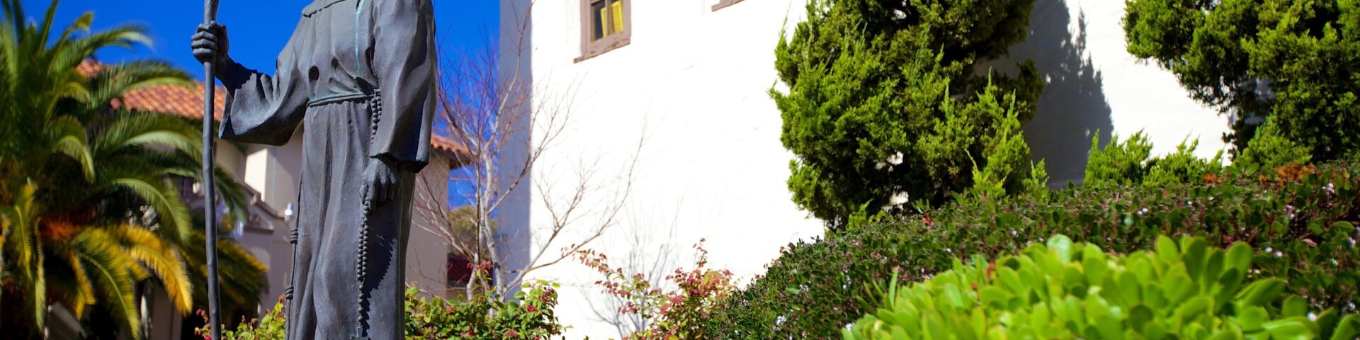 Mission San Rafael Arcangel que inclui uma estátua ou escultura