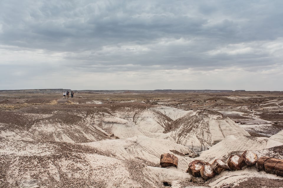 Een kaal landschap met glooiende heuvels en een bewolkte lucht.