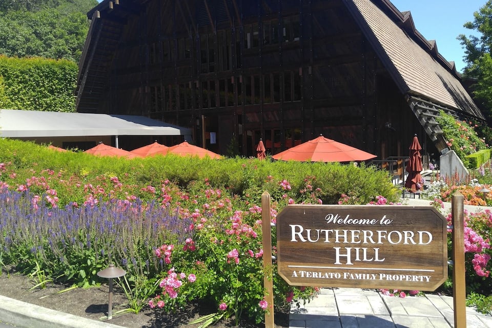 Un edificio de madera con un letrero que dice "Welcome to Rutherford Hill".