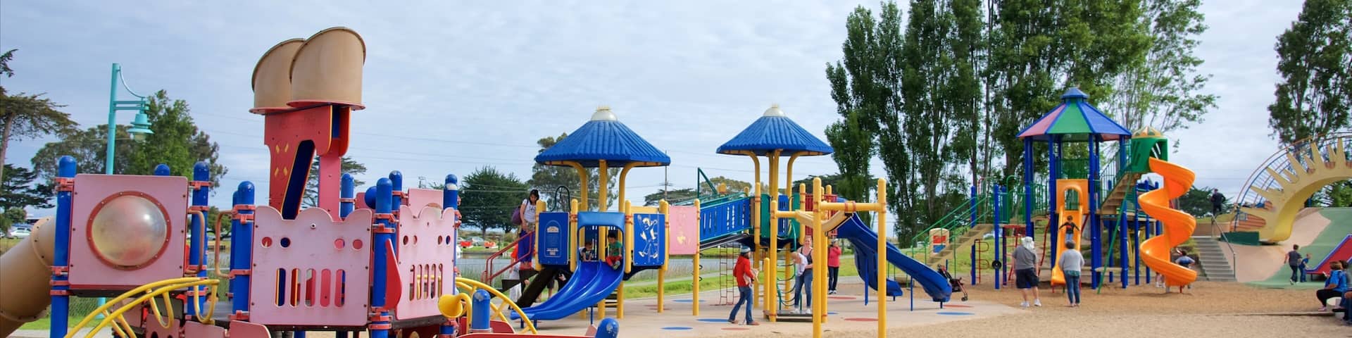 Un parque infantil con toboganes y estructuras para escalar.