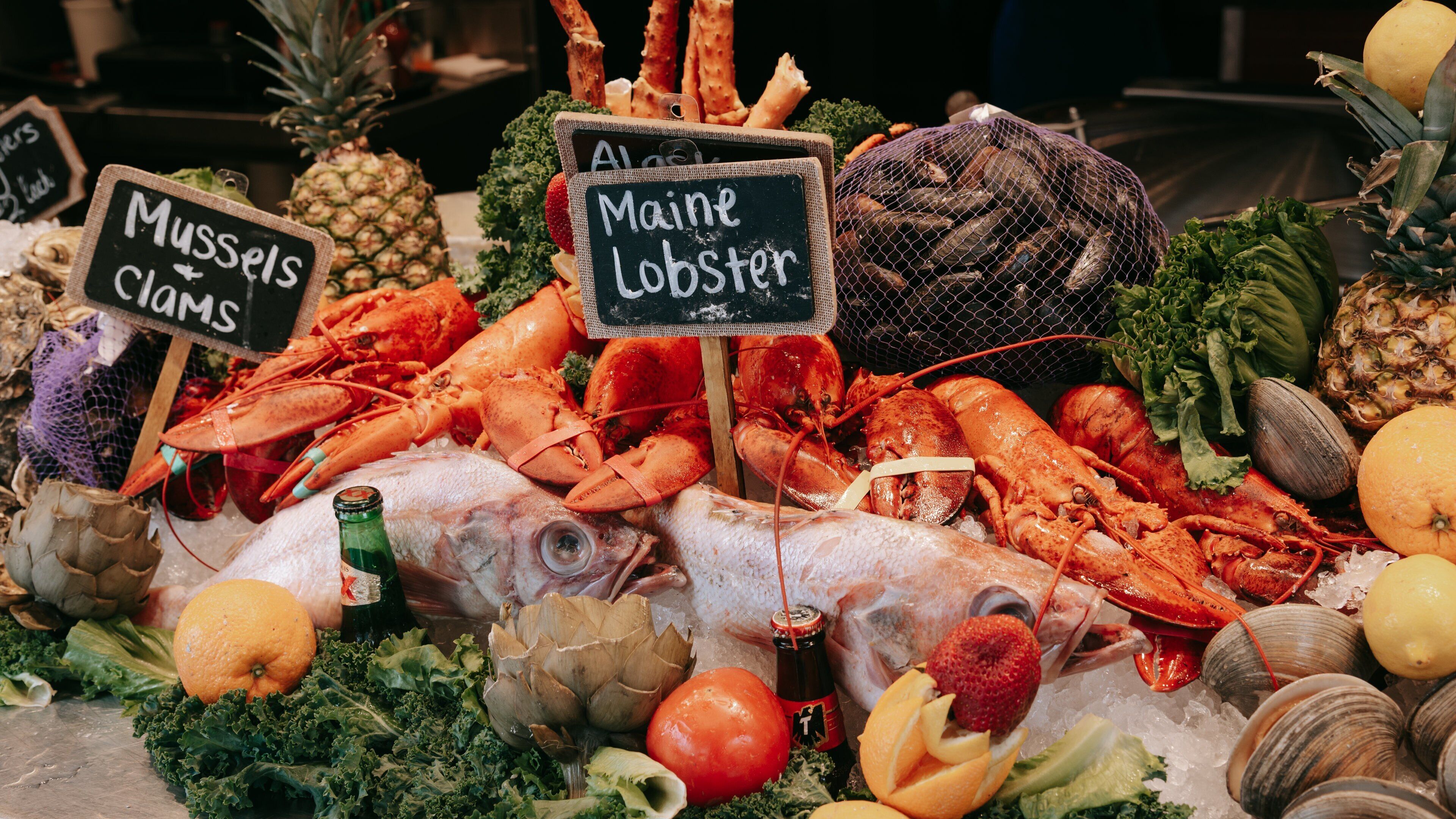 Fisherman\'s Wharf which includes signage, markets and food