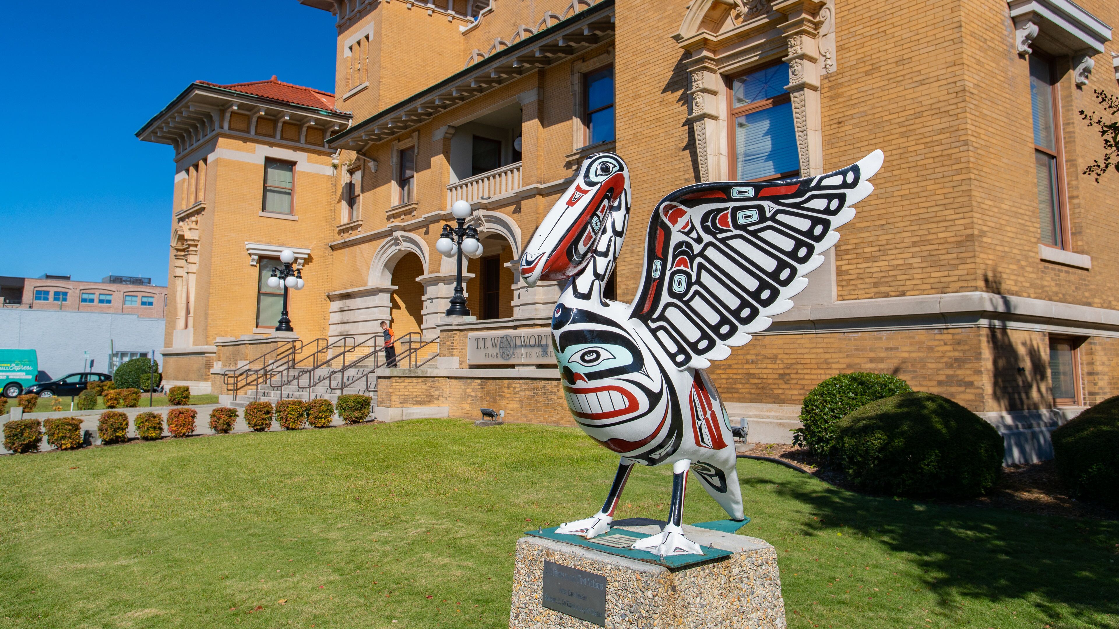 Downtown showing heritage elements and outdoor art