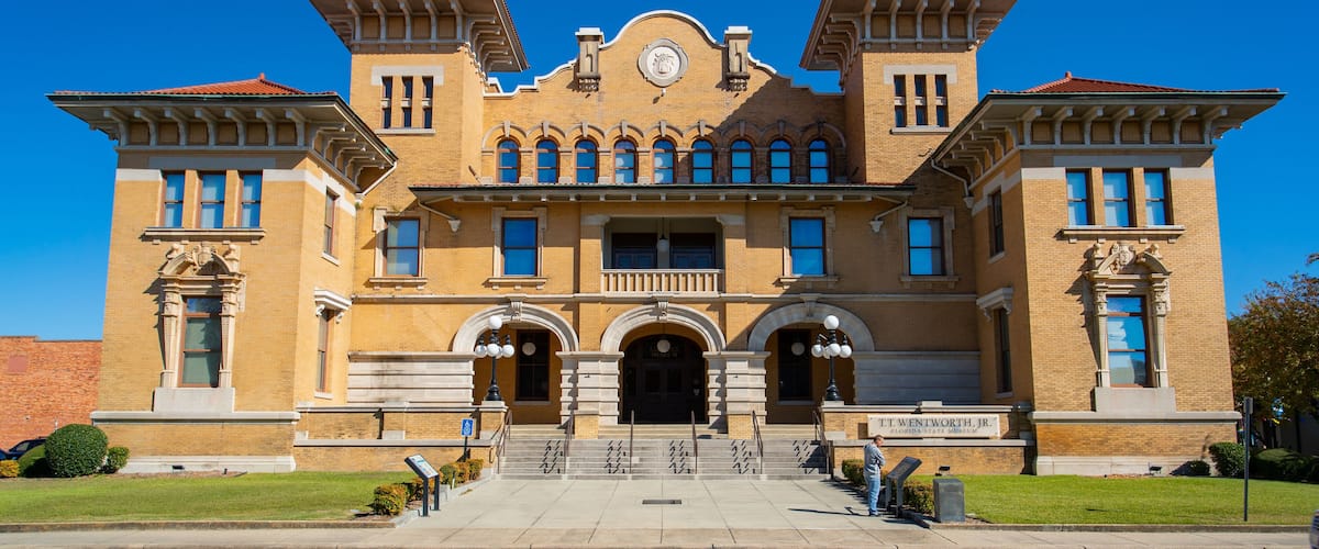 Downtown featuring heritage architecture