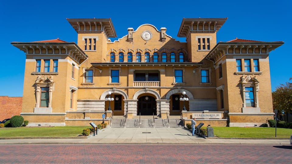 Downtown featuring heritage architecture
