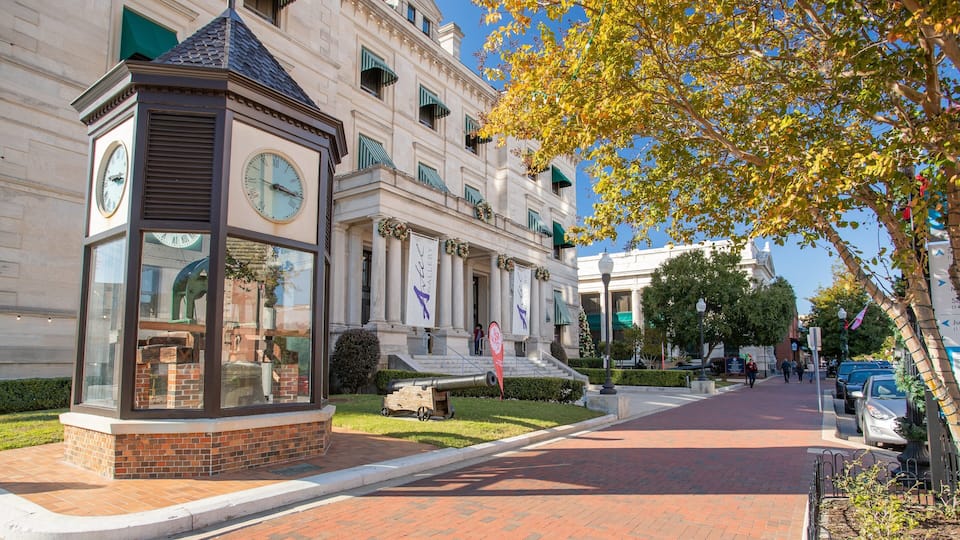 Downtown showing heritage elements and heritage architecture