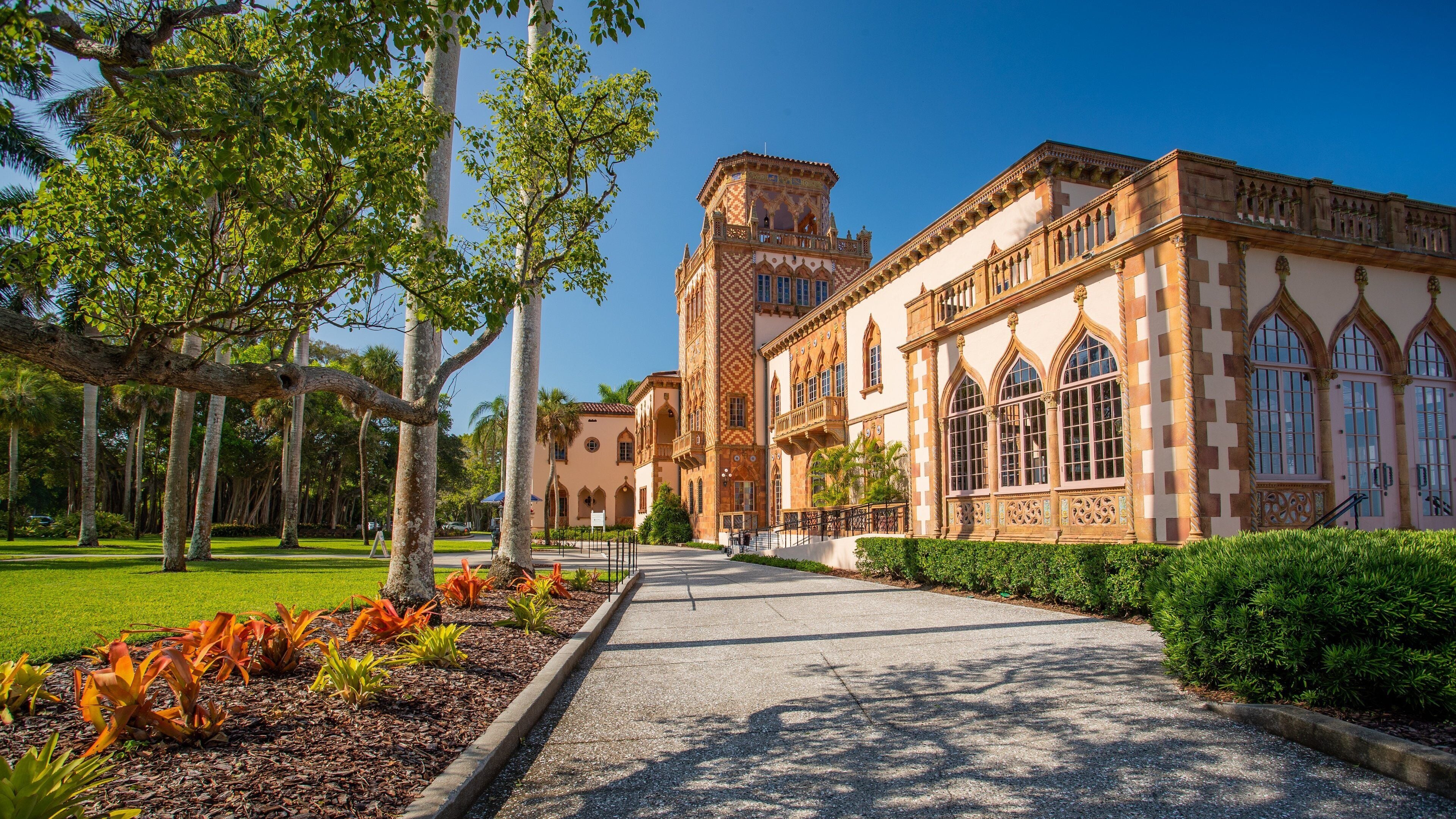 Ca’ d’Zan showing heritage architecture and a garden
