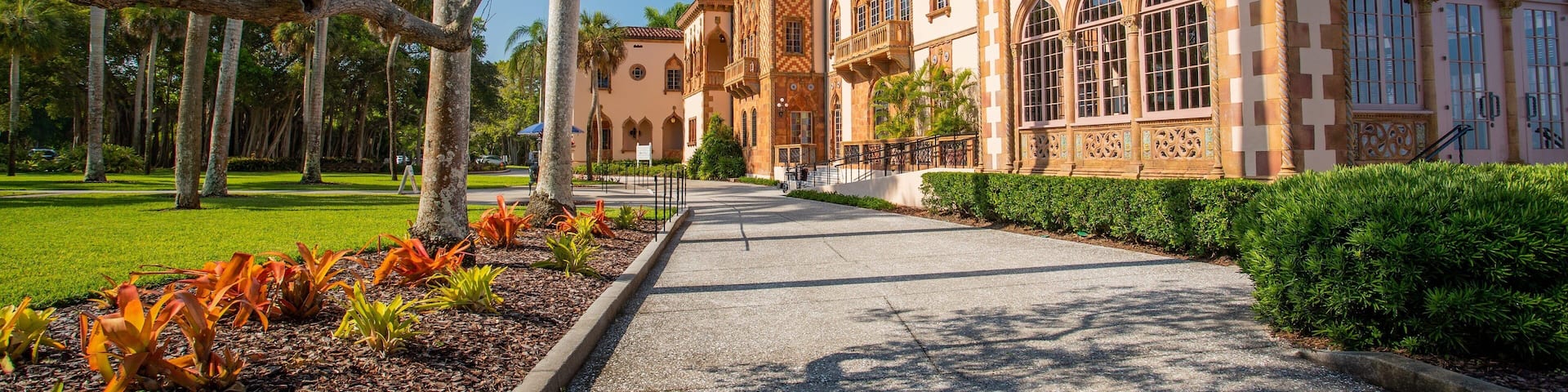Ca’ d’Zan showing heritage architecture and a garden