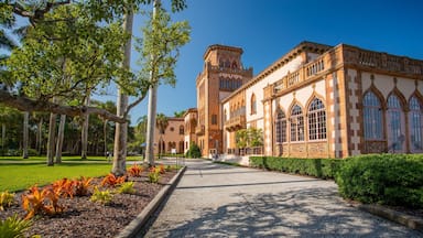 Caâ dâZan showing heritage architecture and a garden