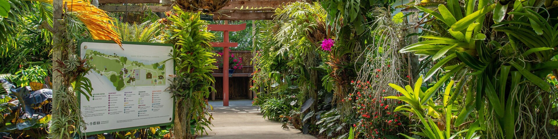 Marie Selby Botanical Gardens which includes signage and a park