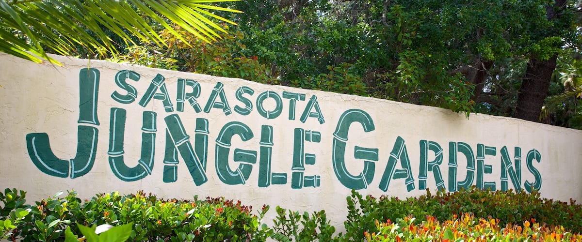 Sarasota Jungle Gardens que incluye jardín y señalización