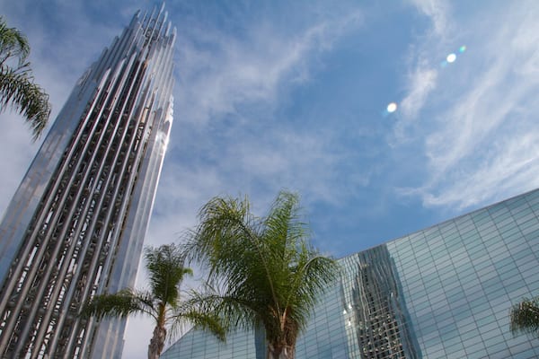 Crystal Cathedral welches beinhaltet Kirche oder Kathedrale, Stadt und religiöse Elemente