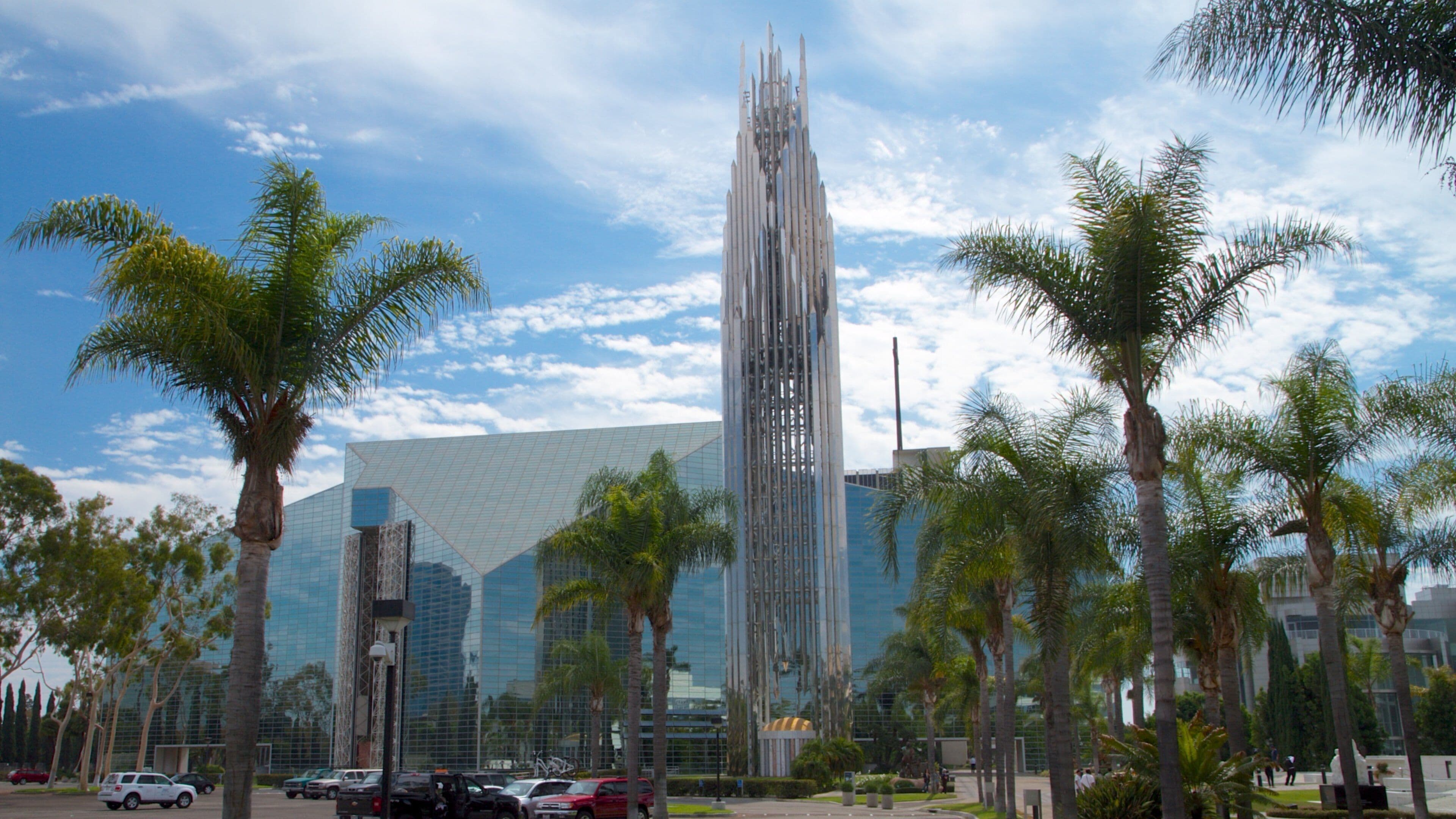 Crystal Cathedral og byder på udsigt over landskaber, en by og en kirke eller en katedral