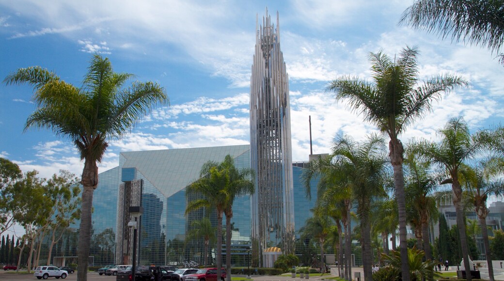 Crystal Cathedral og byder på udsigt over landskaber, en by og en kirke eller en katedral