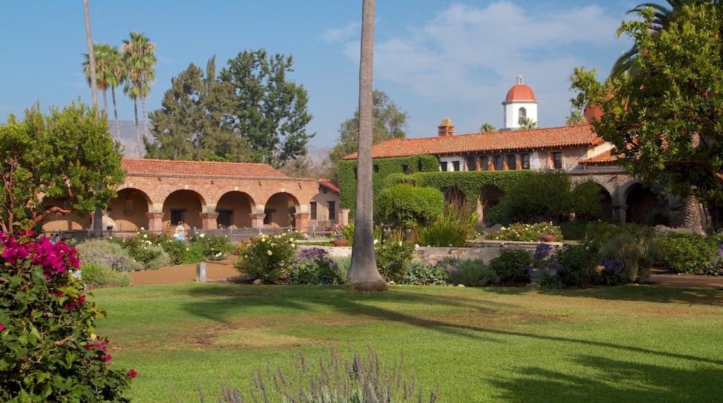 Mission San Juan Capistrano ofreciendo flores, patrimonio de arquitectura y un parque