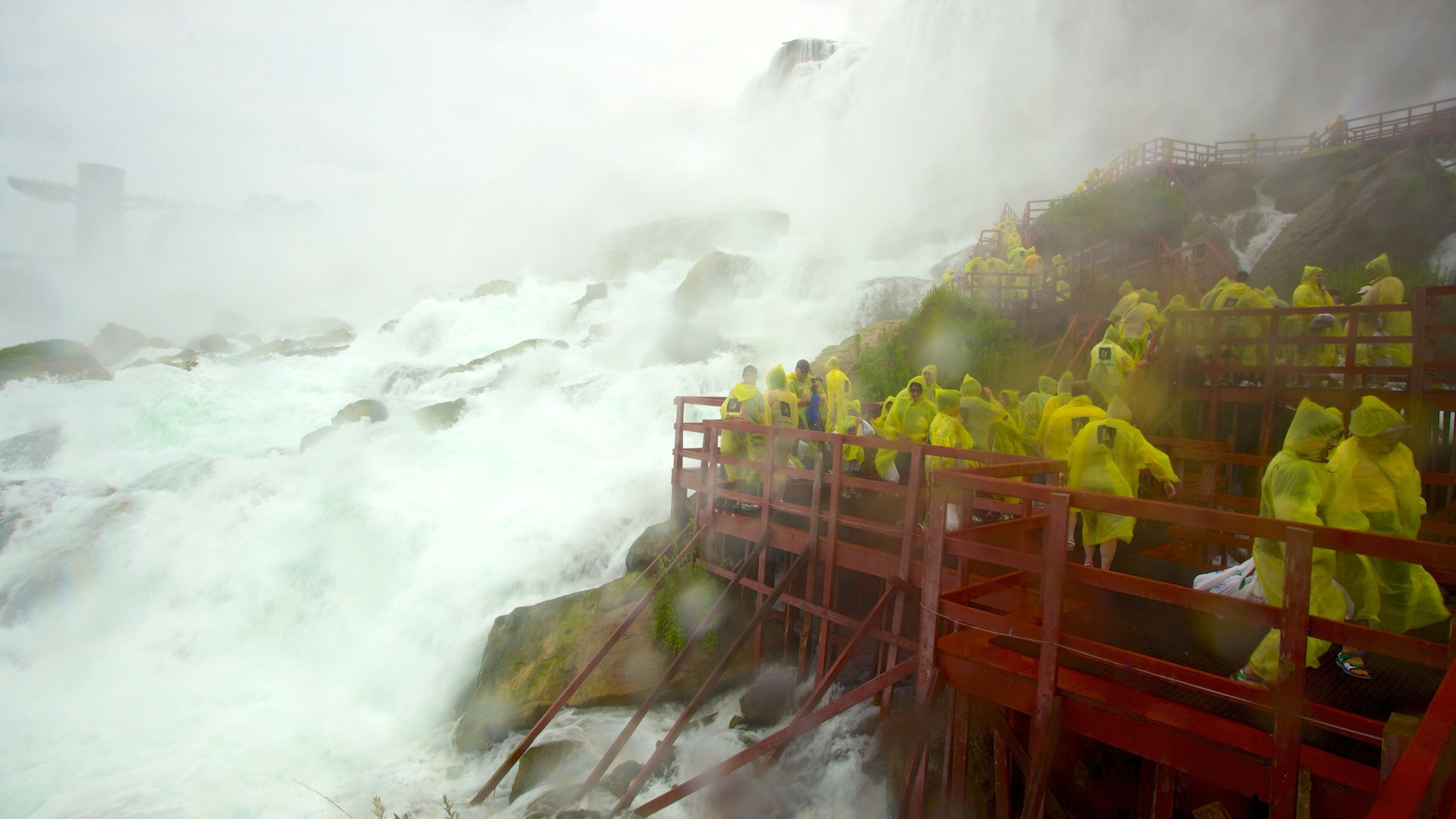 Cave of the Winds som inkluderer tåke, landskap og fossefall