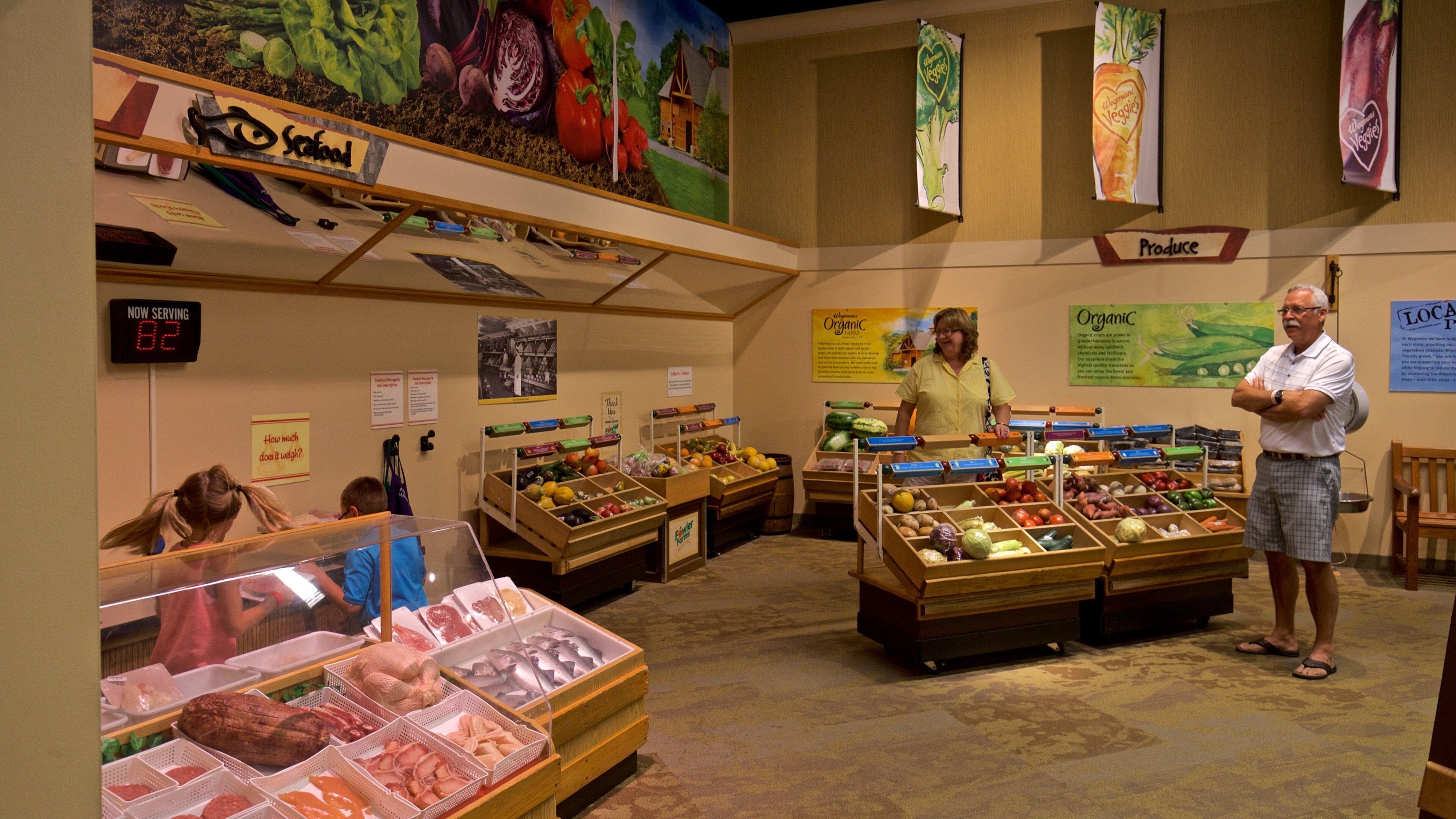 Strong som omfatter interiør såvel som en familie