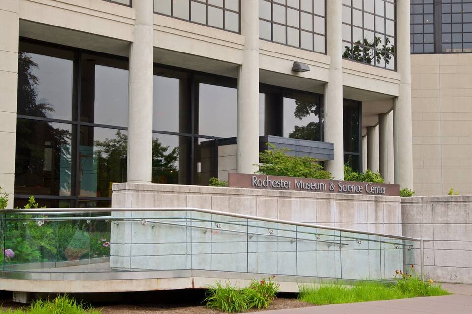Un edificio moderno con ampie vetrate e un cartello con la scritta "Rochester Museum & Science Center".