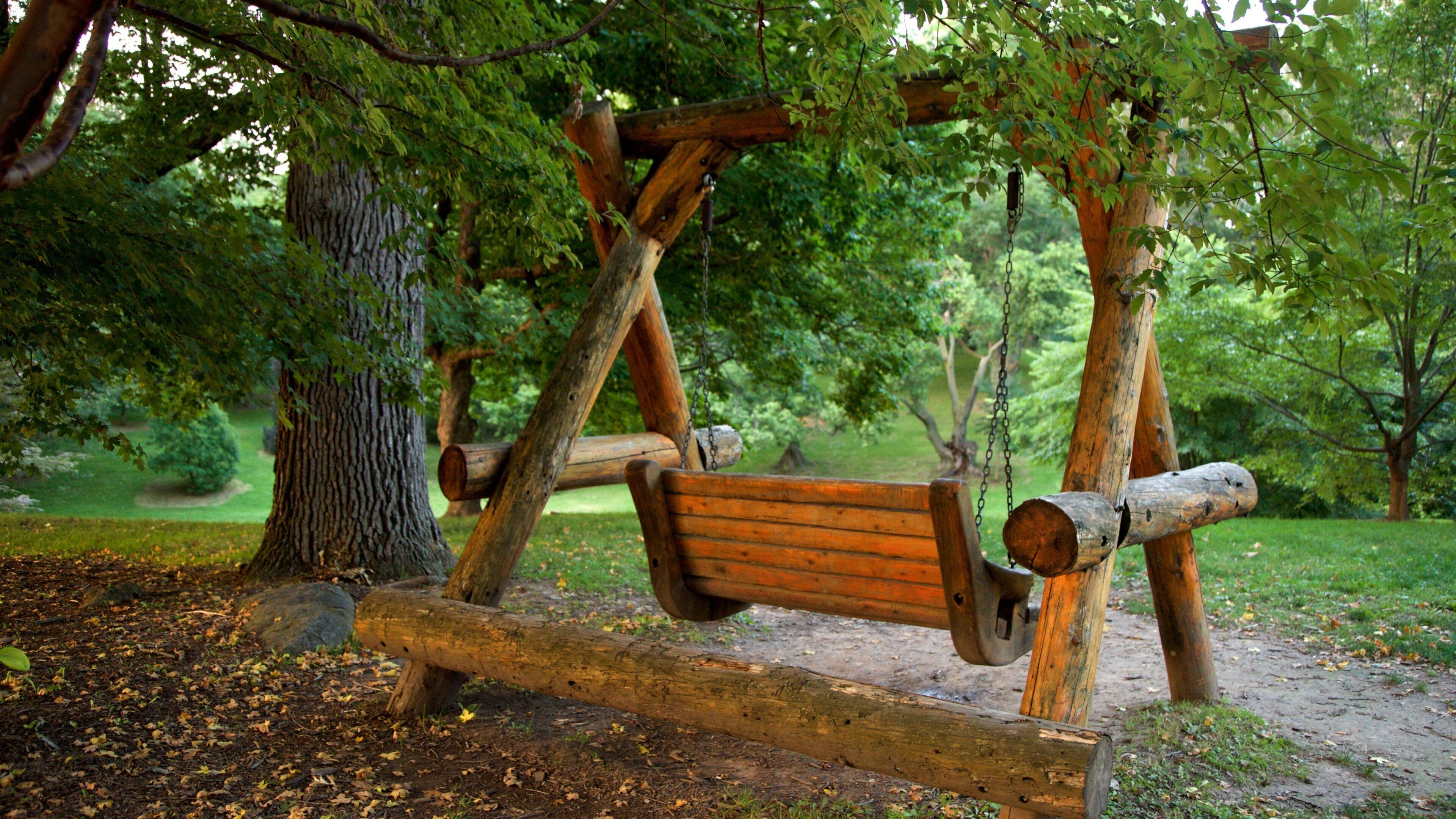 Highland Park showing a garden