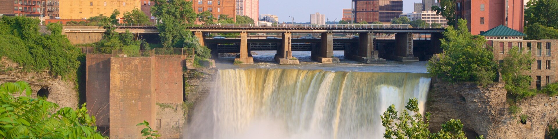 Genesee River\'s High Falls caracterizando uma cachoeira, uma ponte e uma cidade