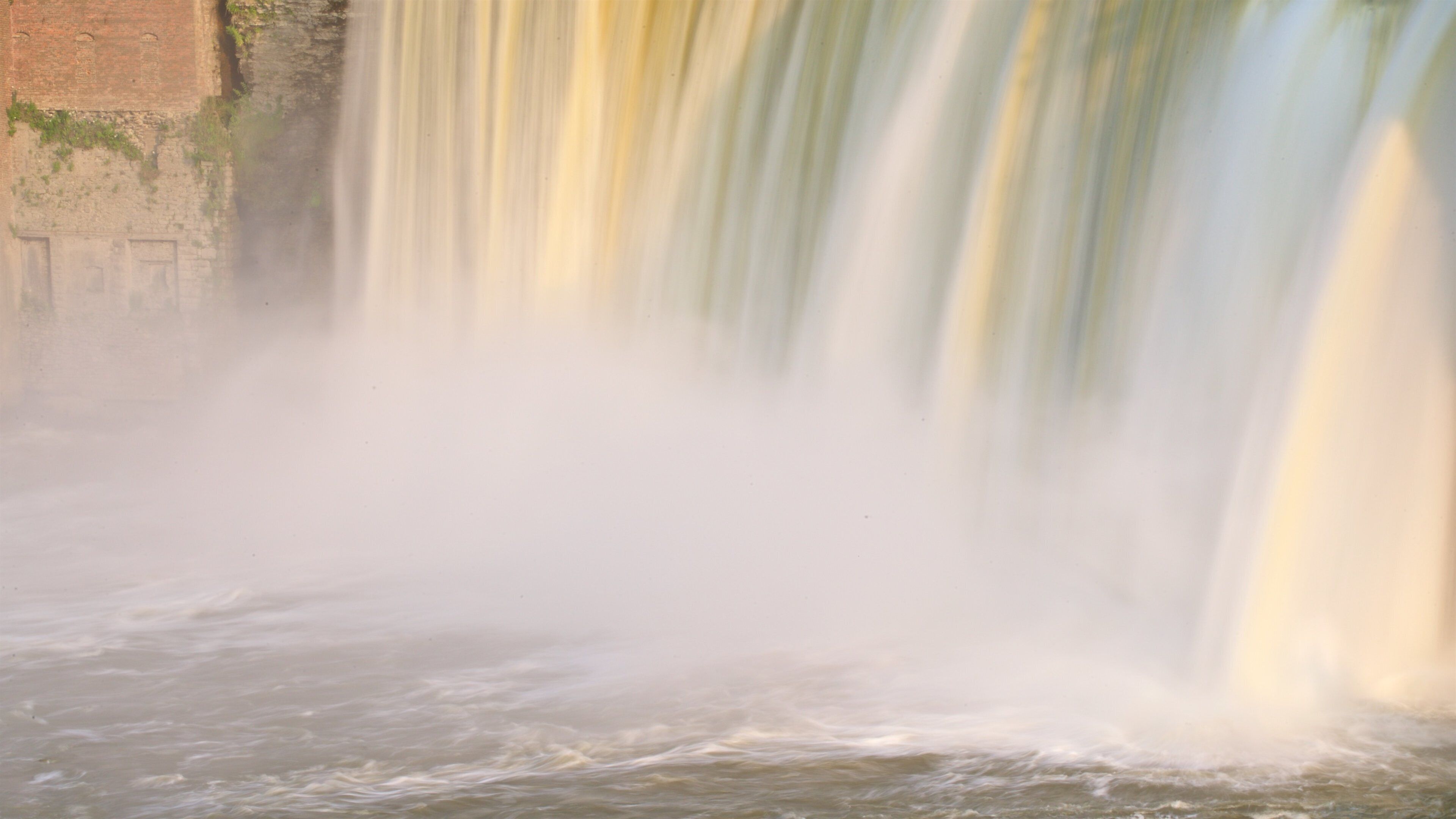 Genesee River\'s High Falls which includes a cascade