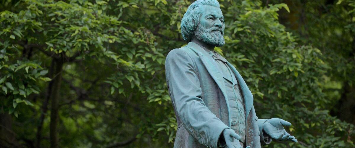 Frederick Douglass Statue que incluye una estatua o escultura